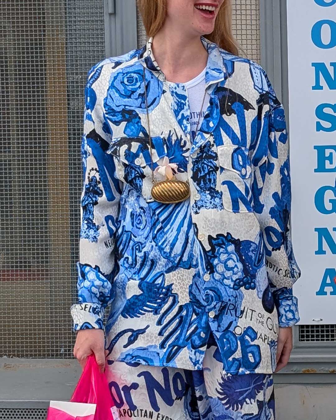 Camicia seta simboli e leggende blu