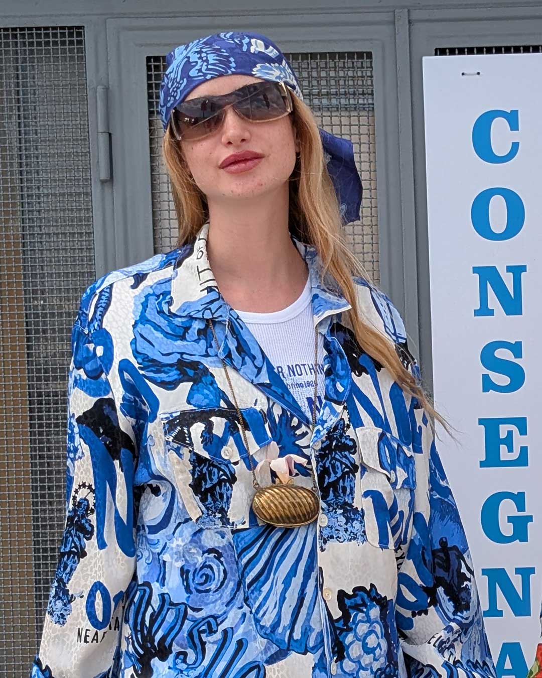 Camicia seta simboli e leggende blu