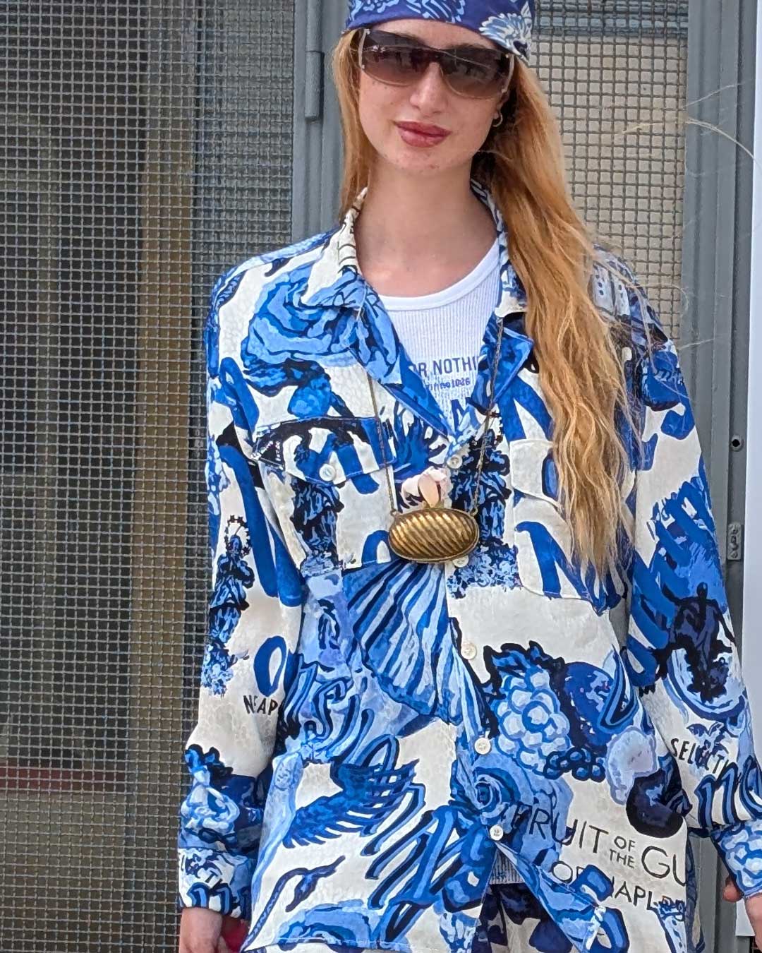 Camicia seta simboli e leggende blu