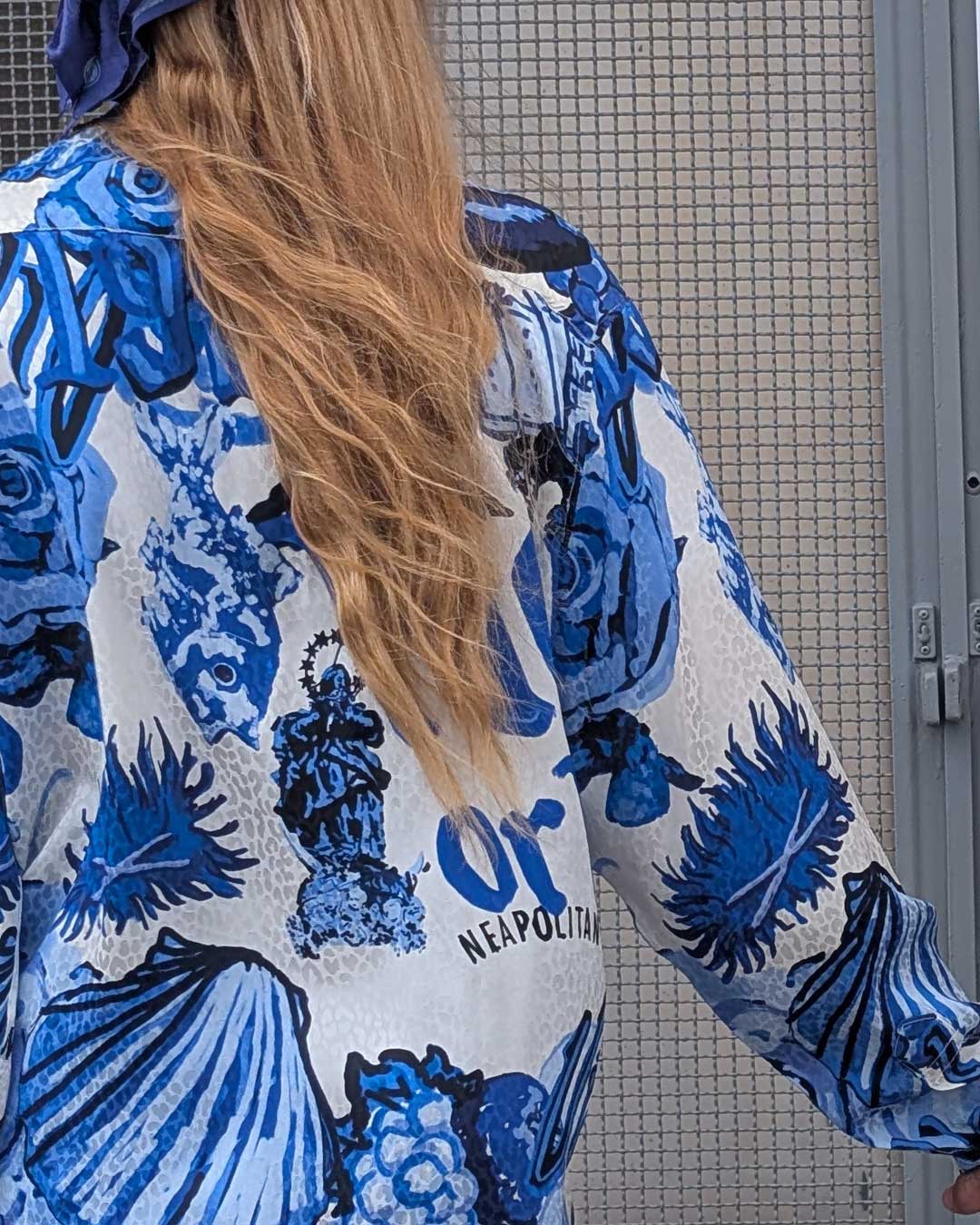 Camicia seta simboli e leggende blu
