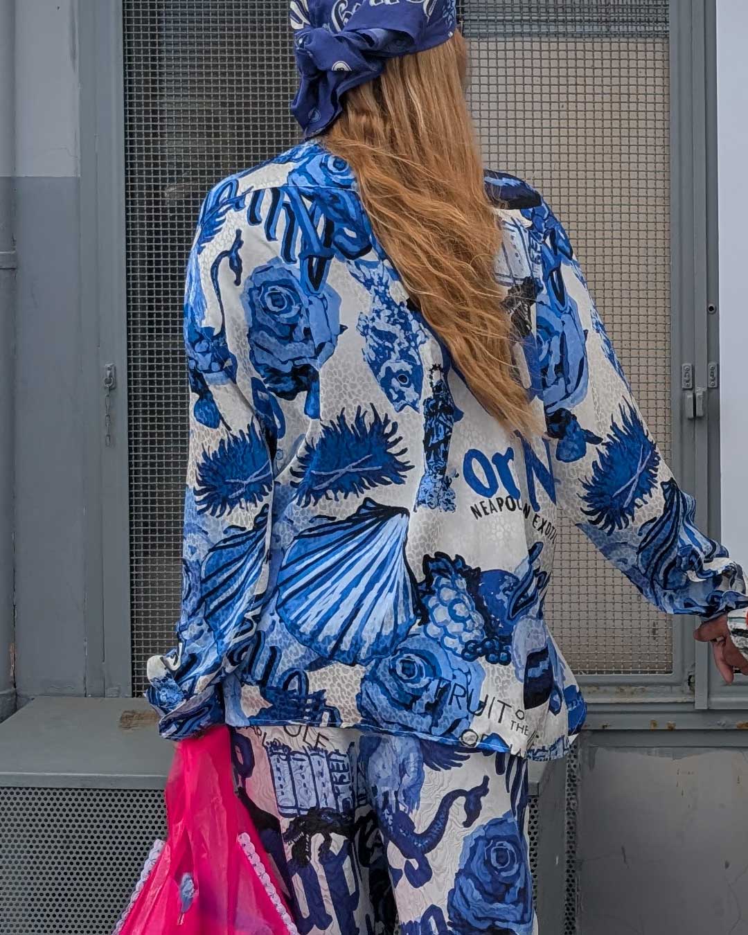 Camicia seta simboli e leggende blu