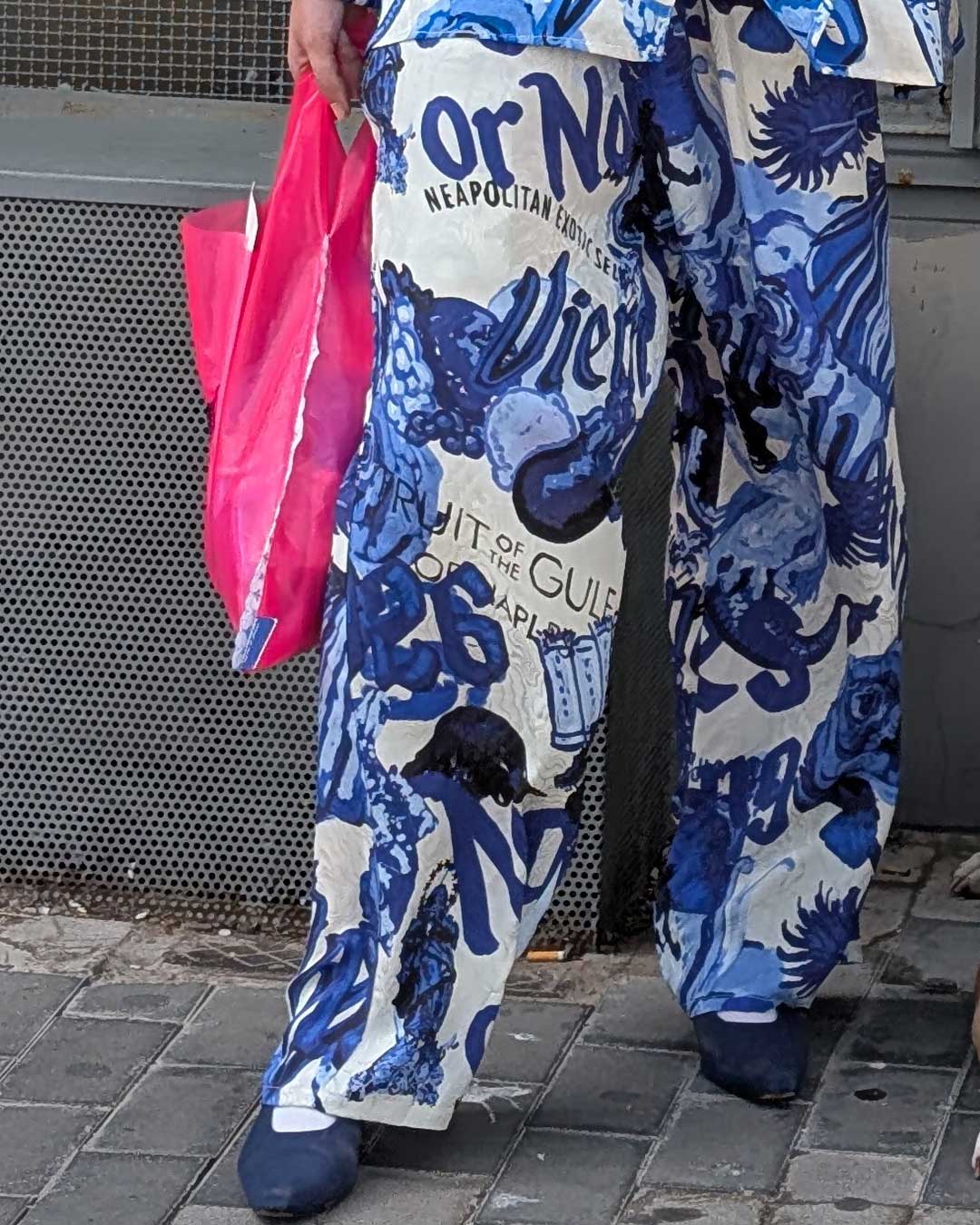 Pantalone seta simboli e leggende blu