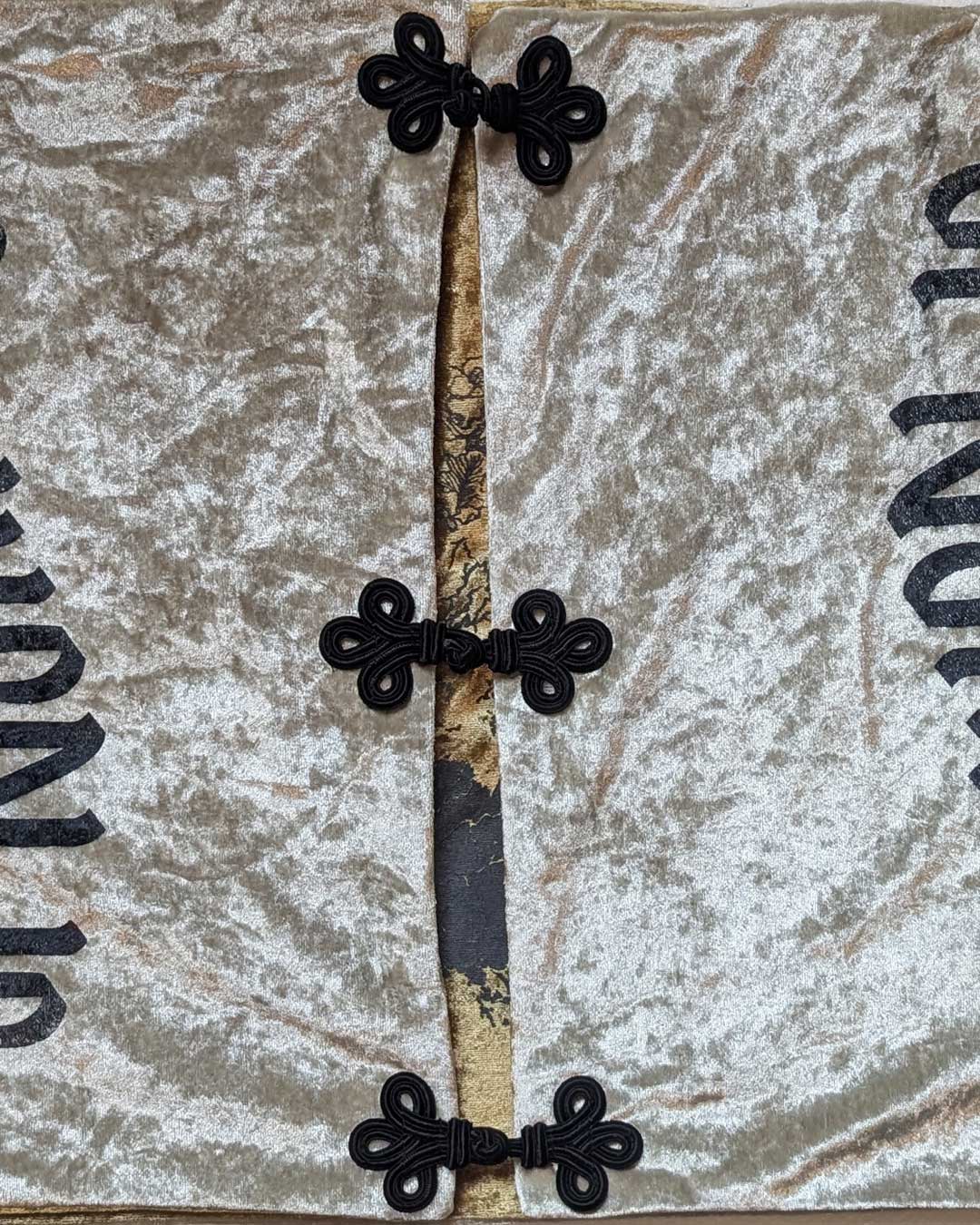 Maxi double-faced velvet scarf in cream and gold